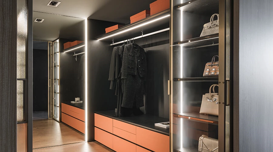 Luxurious And Trendy Style Metal-framed Glass Walk-in Closet