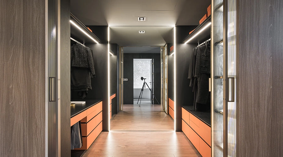 Luxurious And Trendy Style Metal-framed Glass Walk-in Closet