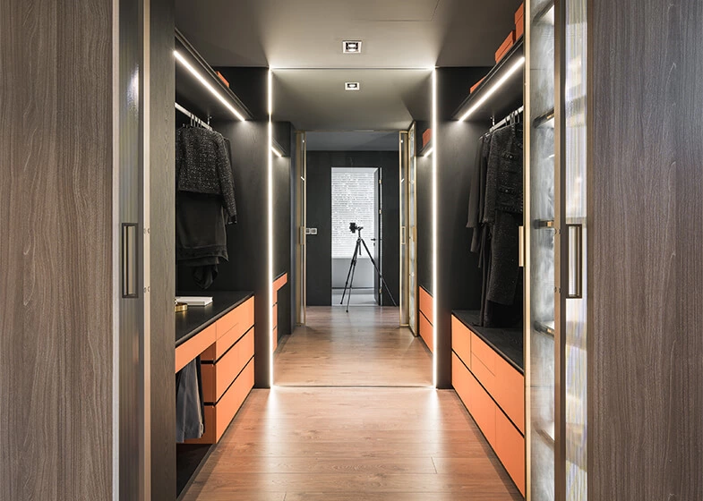 Luxurious And Trendy Style Metal-framed Glass Walk-in Closet