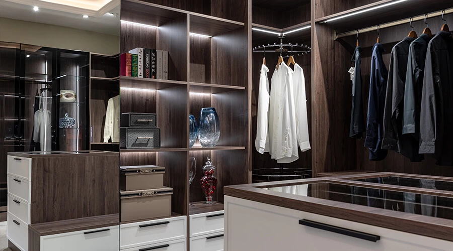 U-shaped Walk-in Closet