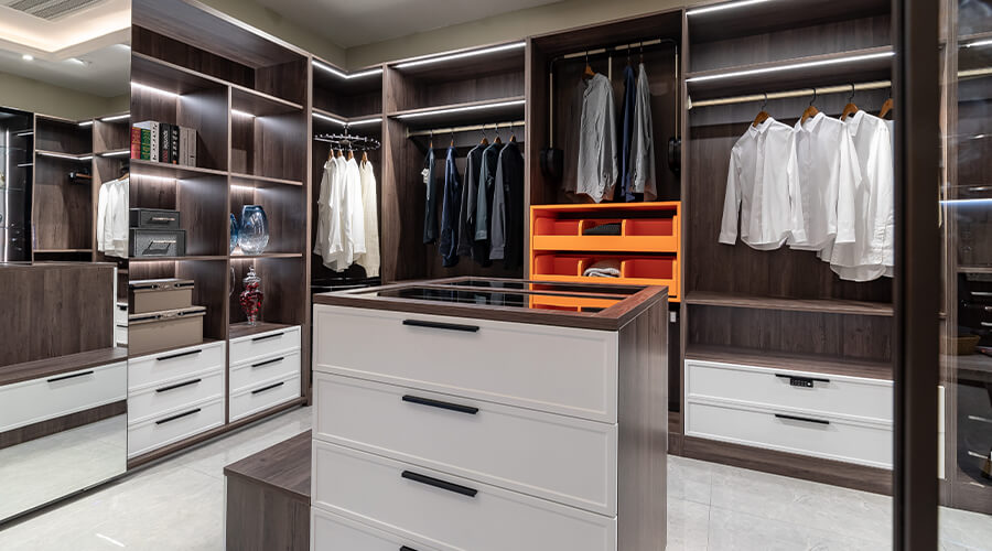 U-shaped Walk-in Closet