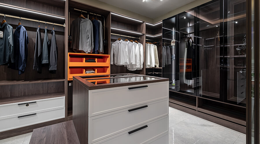 U-shaped Walk-in Closet