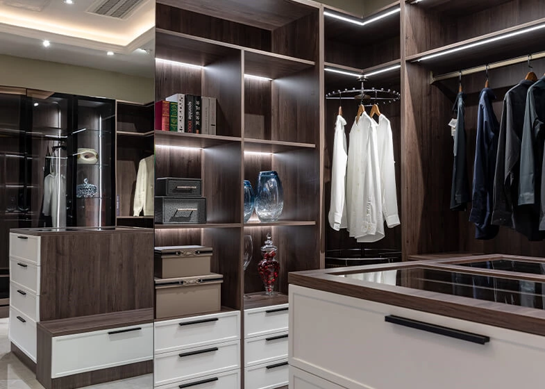 U-shaped Walk-in Closet