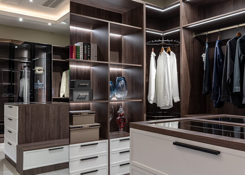 U-shaped Walk-in Closet