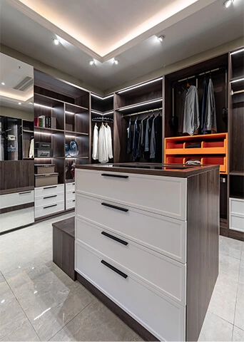 U-shaped Walk-in Closet