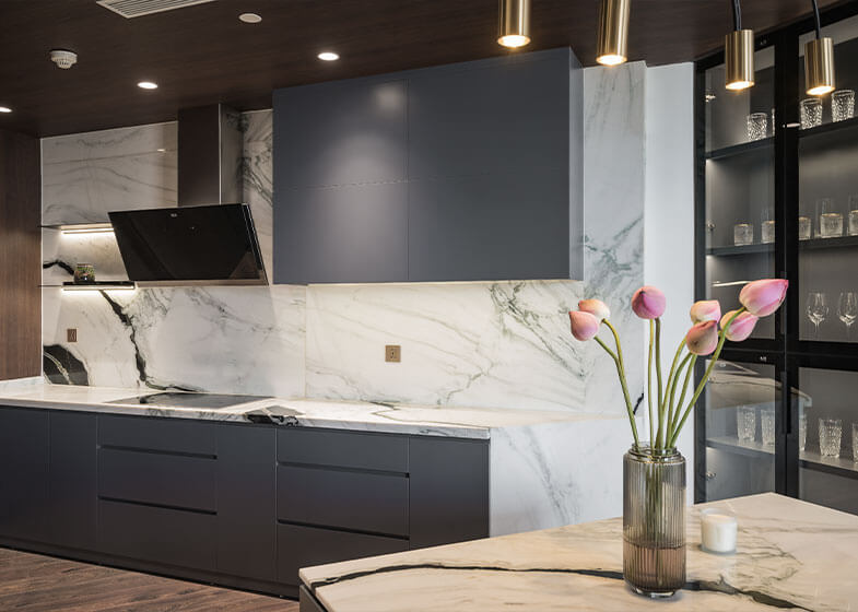 High-end Quartz Marble Kitchen Design with Odd Shaped Island